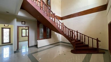 Rumah Area Premium Rungkut, Surabaya - Harga Menarik 4,2 Miliar