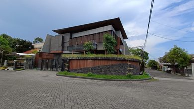 Kesempatan Eksklusif, rumah Mewah di Manyar, Surabaya, LB 450m²