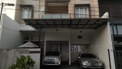 Rumah Elite di Kawasan Rungkut, Surabaya, LB 180m², Harga 2,7 Miliar