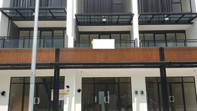 Disewa Ruko 3 Lantai Hampton Boulevard Gading Serpong, Tangerang