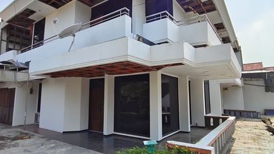 Rumah Prestisius di Kawasan Wiyung, Surabaya, LB 300m², Harga 4,3 Miliar