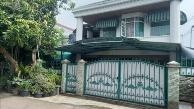 Hunian Mewah di Ciputat, Tangerang Selatan, 5 KT, LT 300m²