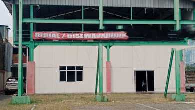 Gudang pinggir jalan utama  Puri Indah, Jakarta Barat. 