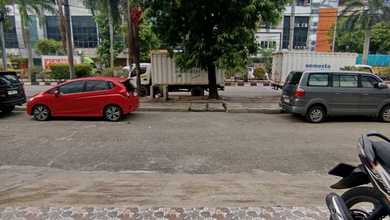 ruko bagus dan strategis tengah kota , 4 lantai full siap pakai, lebih tinggi dari jalan, row depan luas, lengkap dengan ruang kantor, kamar tidur , kamar mandi setiap lantai.