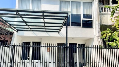 For Sale rumah Eksklusif di Kebon Jeruk, Jakarta Barat - LT 108m²
