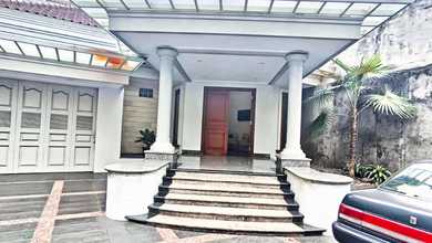 Rumah Elegan di Kemanggisan, Jakarta Barat, 4 Kamar Tidur, LT 1100m²