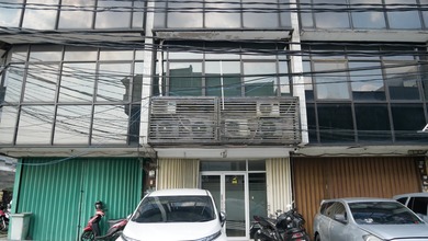 Ruko Gandeng Semi Furnished Stretegis Pinggir Jalan Murah SHM