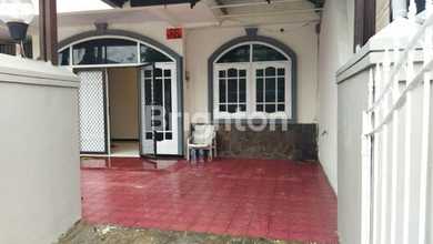 Kesempatan Rumah di Rungkut, Surabaya, LB 140m², Harga 1,4 Miliar