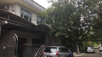 Kesempatan Rumah di Rungkut, Surabaya, LB 200m², Harga 1,8 Miliar