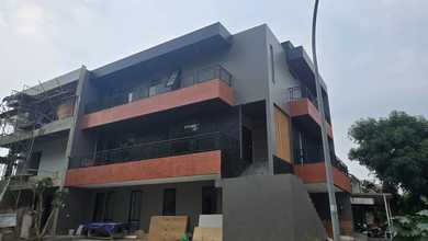 Rumah Elegan di Alam Sutera, Tangerang, 4 Kamar Tidur, LT 248m²