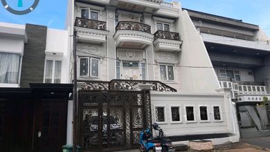 Kesempatan Eksklusif, rumah Prestisius di Taman Palem, Jakarta Barat, LB 440m²