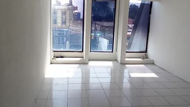 Disewakan Ruko Panjang Strategis Siap Pakai di Jatiasih Bekasi Luas Tanah : 145 M² Luas Bangunan : 300 M² (L : 4 M², P : 30 M²) 2 ¹/² Lantai 2 Kamar Mandi Listrik : 7700 Kwh dan 3500 Kwh Air : - Carport/Garasi : 2-4 Mobil Kecil Sertifikat : SHM IMB : Ada 