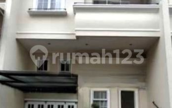 Kesempatan Langka, rumah Mewah di Intercon, Jakarta Barat, LB 180m²