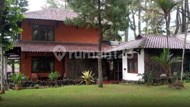 Vila dengan Pool Jember Cisarua Bogor Jual Cepat