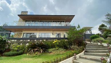 Villa 2 Lantai dengan Kolam Renang & Parkir Luas di Cisarua