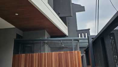 Hunian Elite di Kawasan Manyar, Surabaya, LB 205m², Harga 3,2 Miliar