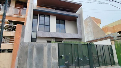 Rumah Elegan di Manyar, Surabaya, 4 Kamar Tidur, LT 164m²
