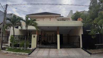 Rumah Mewah di Sukolilo, Surabaya, 4 KT, LT 240m²