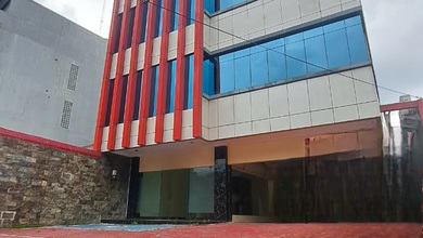 Gedung Cikini Pinggir Jalan Jakarta Pusat