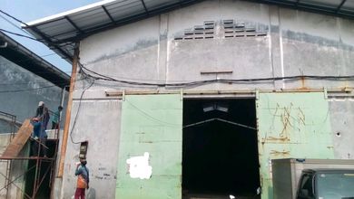 Gudang Kayu Besar Di Pergudangan Joko Cengkareng