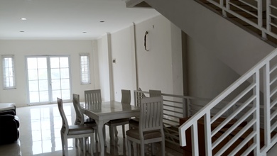 5 Ruko Gandeng, Di Pinggir Jalan Raya Ramai,tidak Banjir, Sangat Cocok Untuk Usaha, Dilalui Bus Way/angkot/akses Toll Dekat, Bisa Dijual