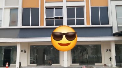 Ruko Hadap Jalan Raya Ramai di Faraday Summarecon Gading Serpong