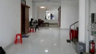 Rumah Modern Luas 200 Jual di Intercon, Jakarta Barat