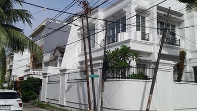 Rumah Mewah di Pluit, Jakarta Utara, 4 KT, LT 300m²