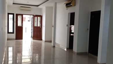 Rumah Modern di Green Ville, Jakarta Barat, LT 180 m2
