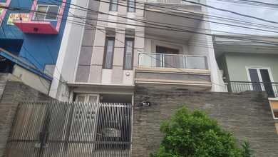 Rumah Mewah di Jelambar, Jakarta Barat, 6 Kamar Tidur, LT 176m²