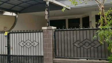 Kesempatan Rumah di Ngagel, Surabaya, LB 144m², Harga 1,3 Miliar