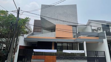 For Sale rumah Eksklusif di Sektor 9-Bintaro, Tangerang Selatan - LT 180m²