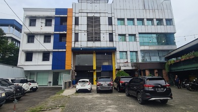 RUKO GANDENG 4 LANTAI JATINEGARA TIMUR PARKIR LUAS EX KANTOR BARU RENOVASI SIAP HUNI