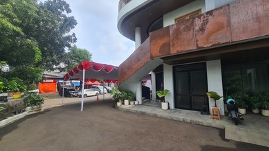 GEDUNG 3 LANTAI HOEK EX RESTAURANT KEBAYORAN BARU AREA KOMERSIL