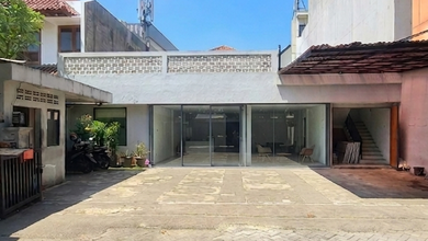 Ruang Usaha Rumah Senopati Gunawarman Area Cocok untuk Kantor dan Tempat Usaha Parkir Luas