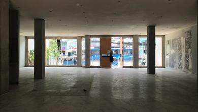 Disewakan Ruang Usaha/tempat Usaha Bisa Utk Kntr, Cafe, Dlllt. 15x30m = 450m, 1.25lt,hdp Selatan, 11.000watt350jt/thn Nego (pph Ditanggung Penyewa)min Sewa 2 Thn