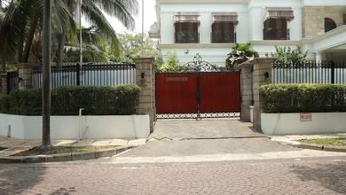 Hunian Elegan di Menteng, Jakarta Pusat, 4 KT, LT 1100m²