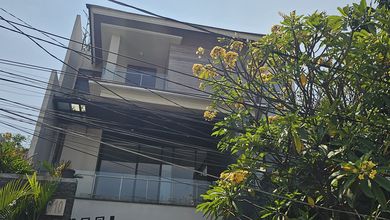 Hunian Elegan di Pluit, Jakarta Utara, 4 Kamar Tidur, LT 325m²