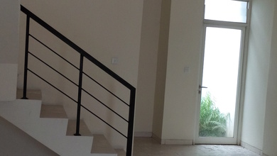 Dekat pintu toll, dekat perkantoran/St. Laurenstia/Binus