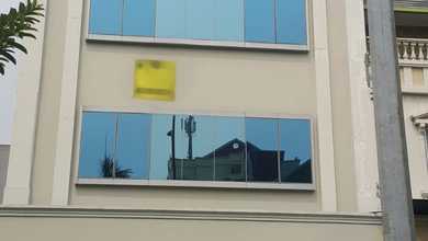 Ruko Hadap Utara, Siap Pakai, Gandeng 2 Unit di Taman Surya 5