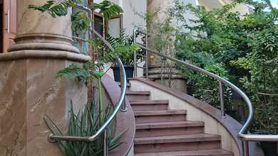 Rumah Elegan di Kebon Jeruk, Jakarta Barat, 9 Kamar Tidur, LT 330m²