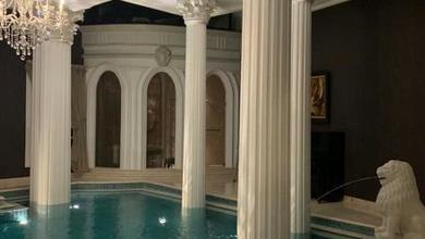 Dijual rumah Eksklusif di Kebon Jeruk, Jakarta Barat - LT 296m²