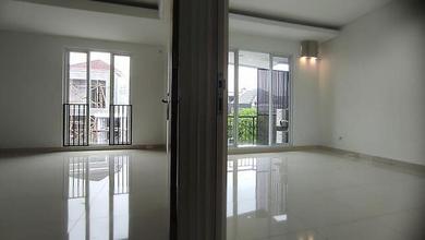 Rumah Mewah di Kembangan, Jakarta Barat, 5 Kamar Tidur, LT 160m²
